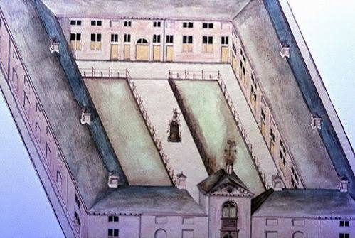 Tekening van het hof in vogelvluchtperspectief: een ruitvormig hof met twee tuinen, een pomp en een poortgebouw